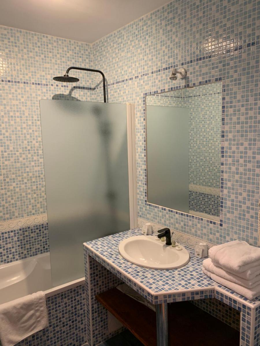 Salle de bains dans l'établissement Le Catalan