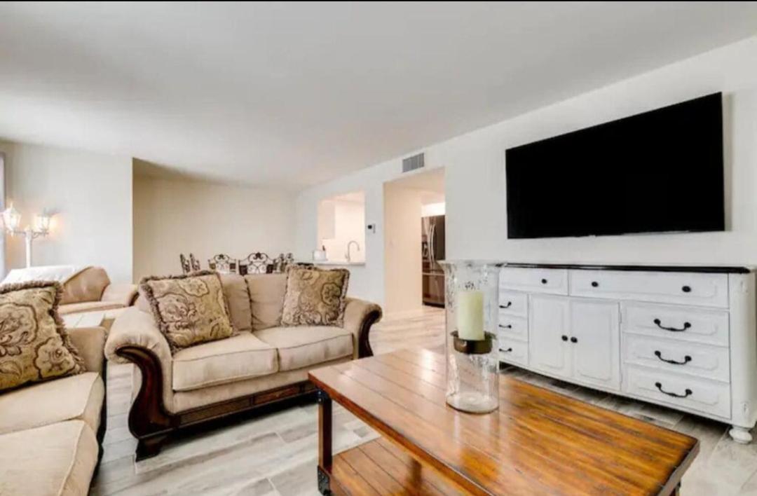 Modern Villa in Old Litchfield - Housity