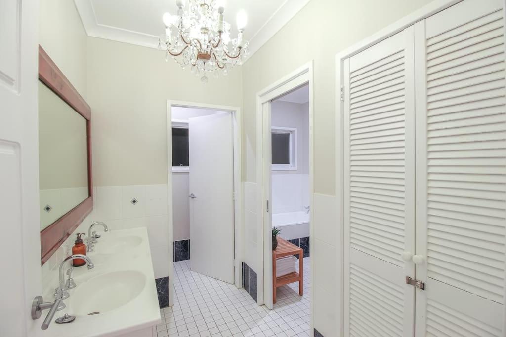 Bundeena Base Art House - Housity