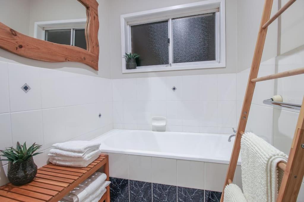 Bundeena Base Art House - Housity