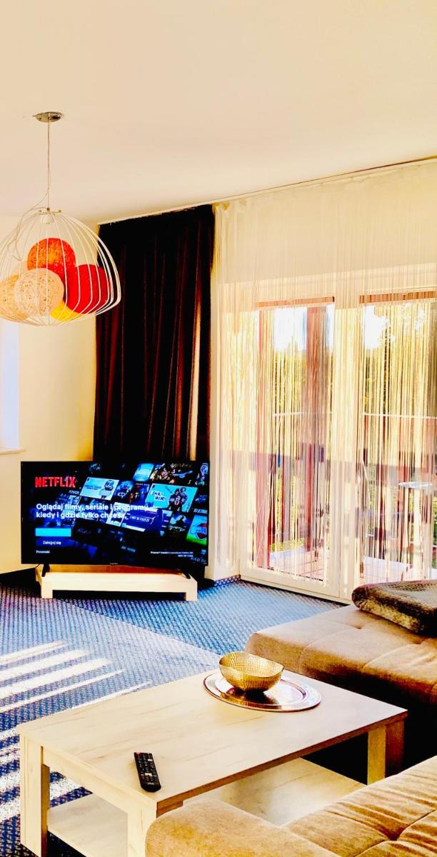 LAS SŁUPSKI PREMIUM BUSINESS APARTAMENT NR 7 Wifi Netflix Smart TV50 two bedrooms two extra large double beds up to 6 people full pleasure quality stay - Housity