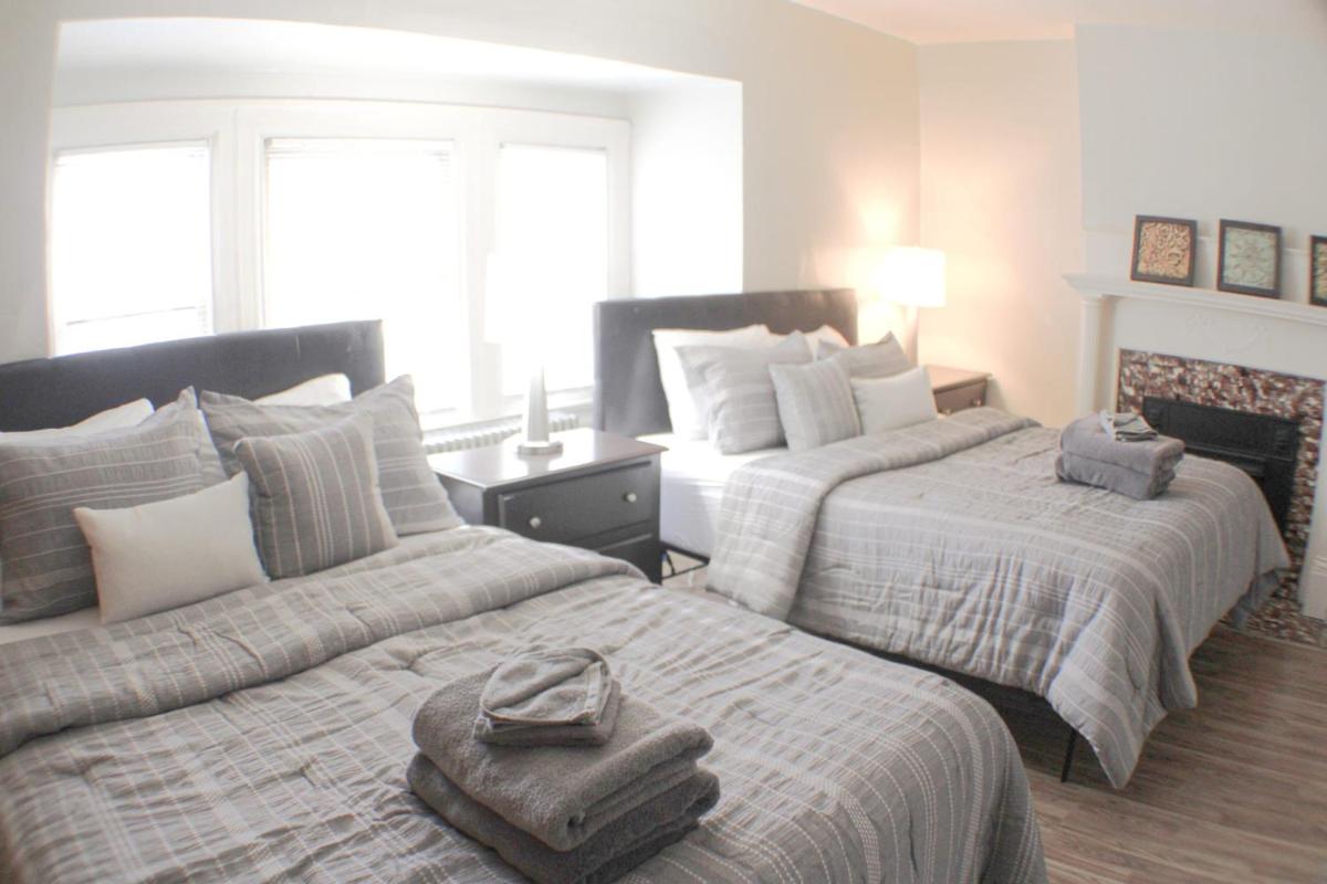 Steps Away From Hospital - 2 Queen Bed - City View - Housity