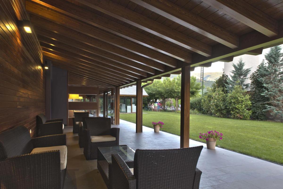 Jardín al aire libre en Hotel Restaurant Pessets & SPA