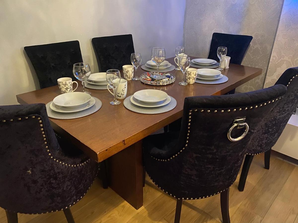 Impeccable 3- Bedroom House in Kirkcaldy - Housity