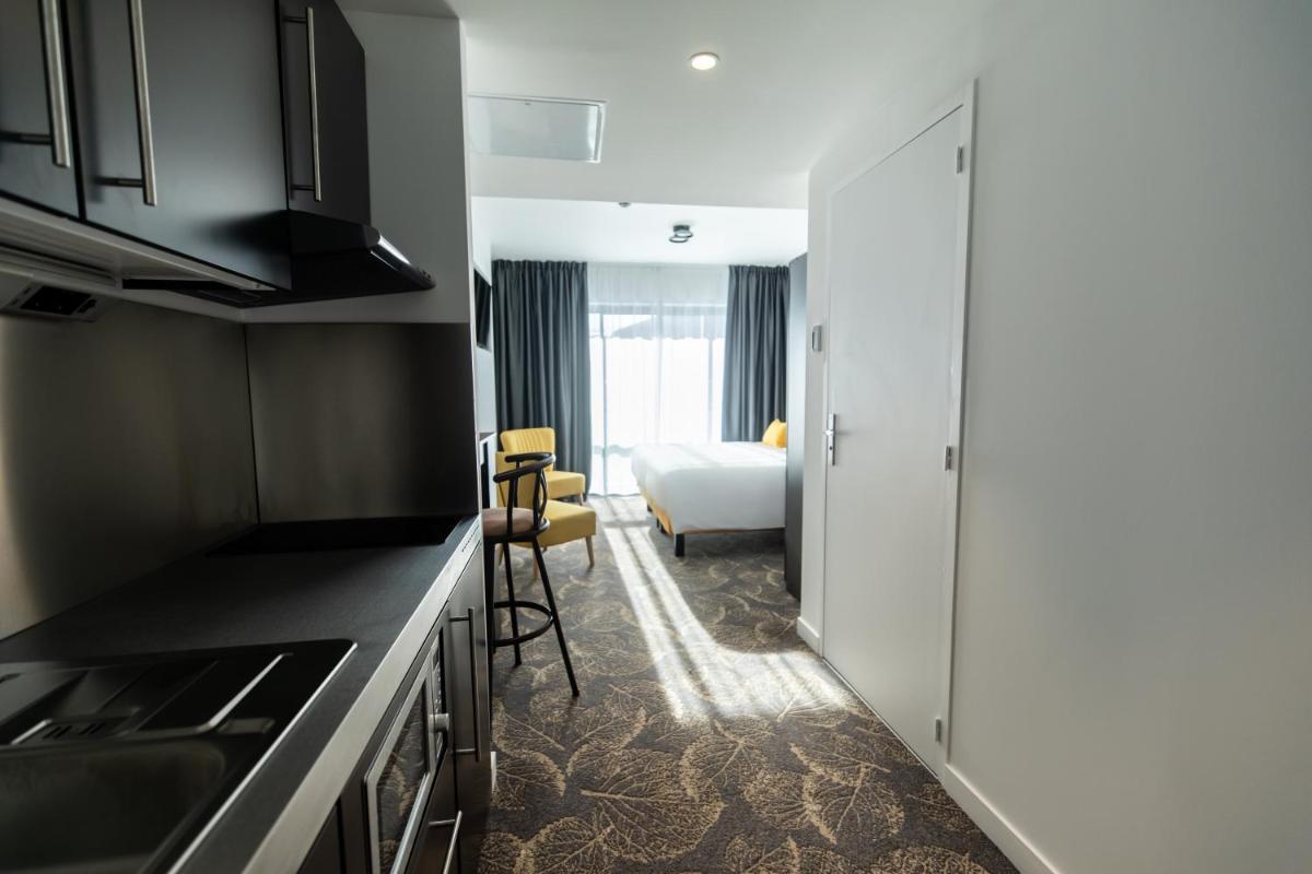Cuisine ou kitchenette dans l'établissement Le Barracuda & Spa, pieds dans l'eau, vue mer, espace bien-être offert