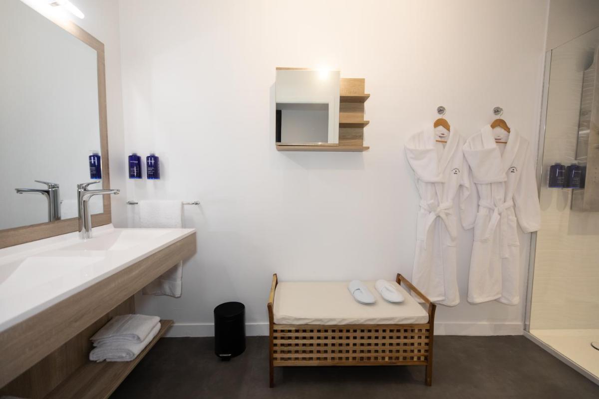 Salle de bains dans l'établissement Le Barracuda & Spa, pieds dans l'eau, vue mer, espace bien-être offert