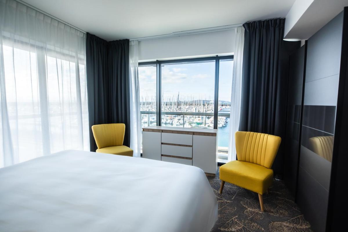 Un ou plusieurs lits dans un hébergement de l'établissement Le Barracuda & Spa, pieds dans l'eau, vue mer, espace bien-être offert