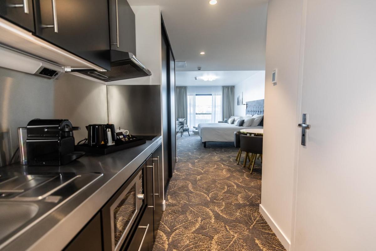 Cuisine ou kitchenette dans l'établissement Le Barracuda & Spa, pieds dans l'eau, vue mer, espace bien-être offert