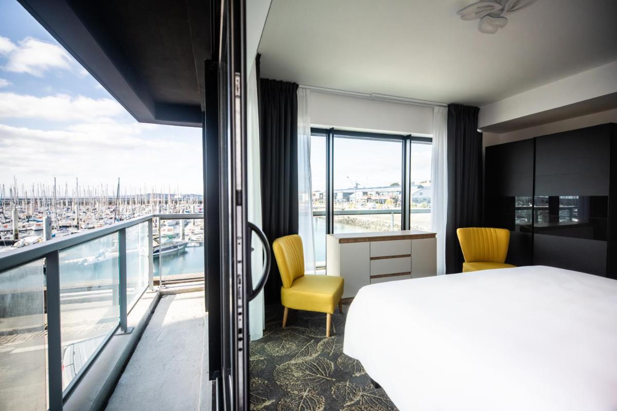 Balcon ou terrasse dans l'établissement Le Barracuda & Spa, pieds dans l'eau, vue mer, espace bien-être offert