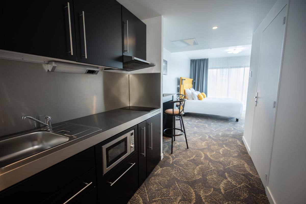 Cuisine ou kitchenette dans l'établissement Le Barracuda & Spa, pieds dans l'eau, vue mer, espace bien-être offert