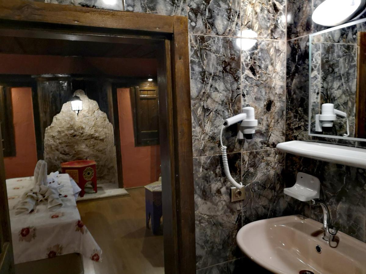 Demeter Rose Stonehouse Pansion - Housity