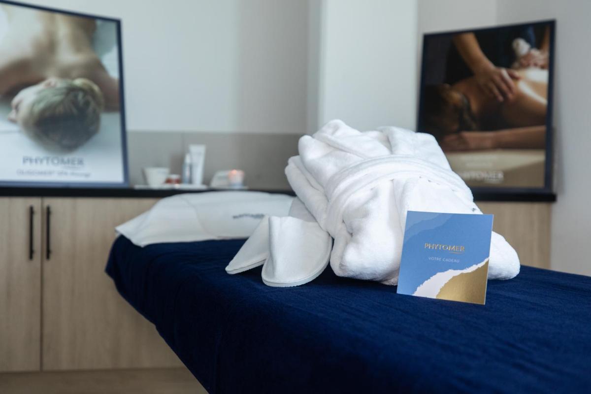 Un ou plusieurs lits dans un hébergement de l'établissement Le Barracuda & Spa, pieds dans l'eau, vue mer, espace bien-être offert