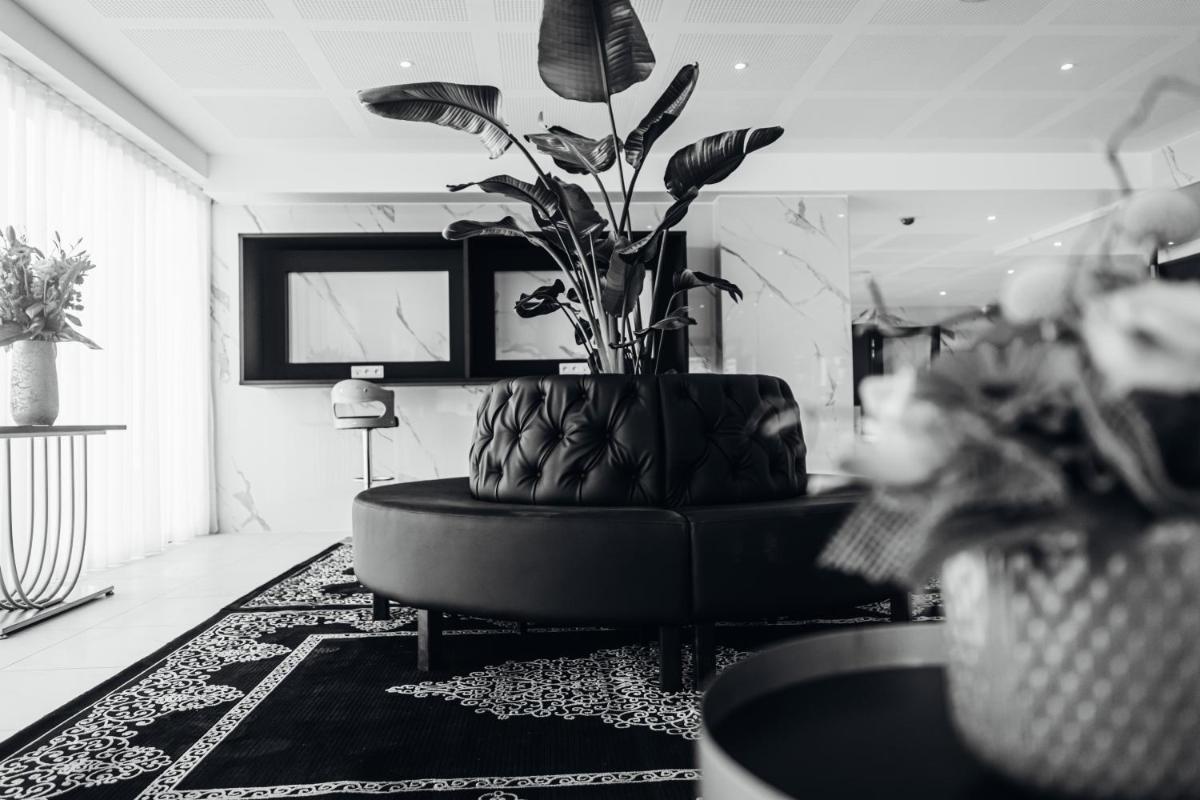 Télévision ou salle de divertissement dans l'établissement Le Barracuda & Spa, pieds dans l'eau, vue mer, espace bien-être offert
