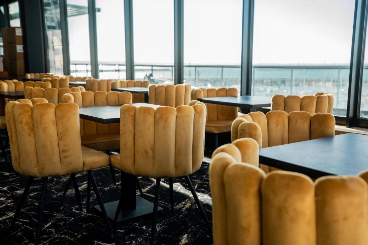 Coin salon dans l'établissement Le Barracuda & Spa, pieds dans l'eau, vue mer, espace bien-être offert