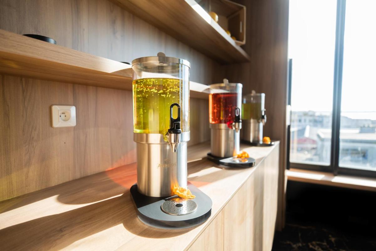 Boissons dans l'établissement Le Barracuda & Spa, pieds dans l'eau, vue mer, espace bien-être offert