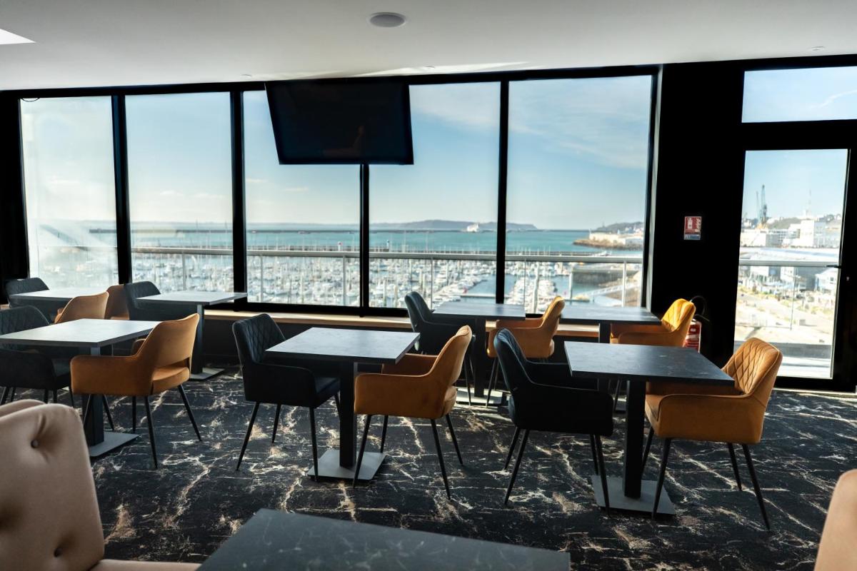 Coin salon dans l'établissement Le Barracuda & Spa, pieds dans l'eau, vue mer, espace bien-être offert