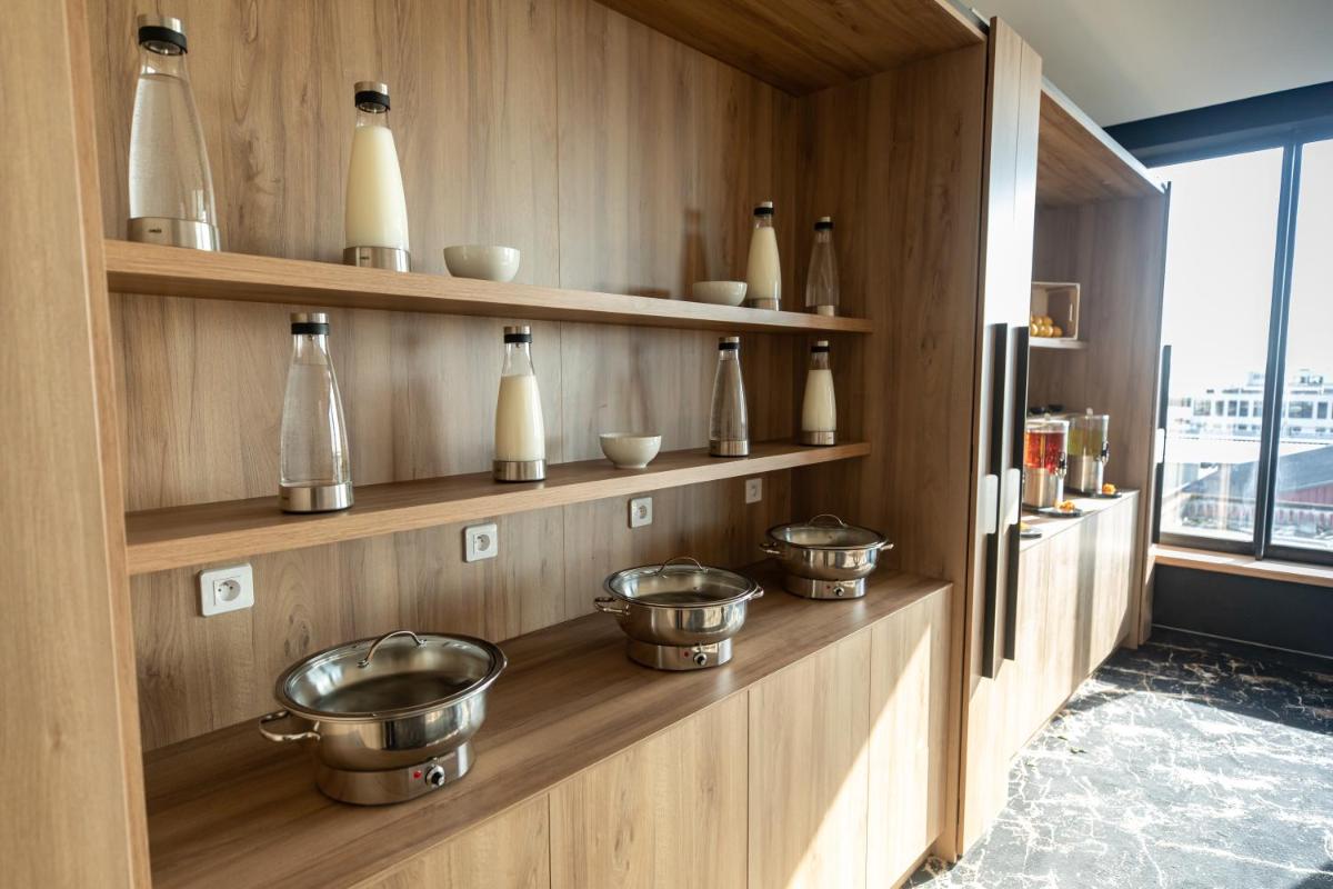 Cuisine ou kitchenette dans l'établissement Le Barracuda & Spa, pieds dans l'eau, vue mer, espace bien-être offert