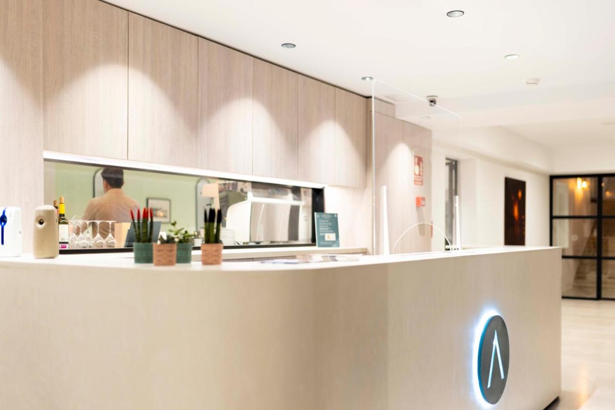 Una cocina o zona de cocina en Alfons Hotel