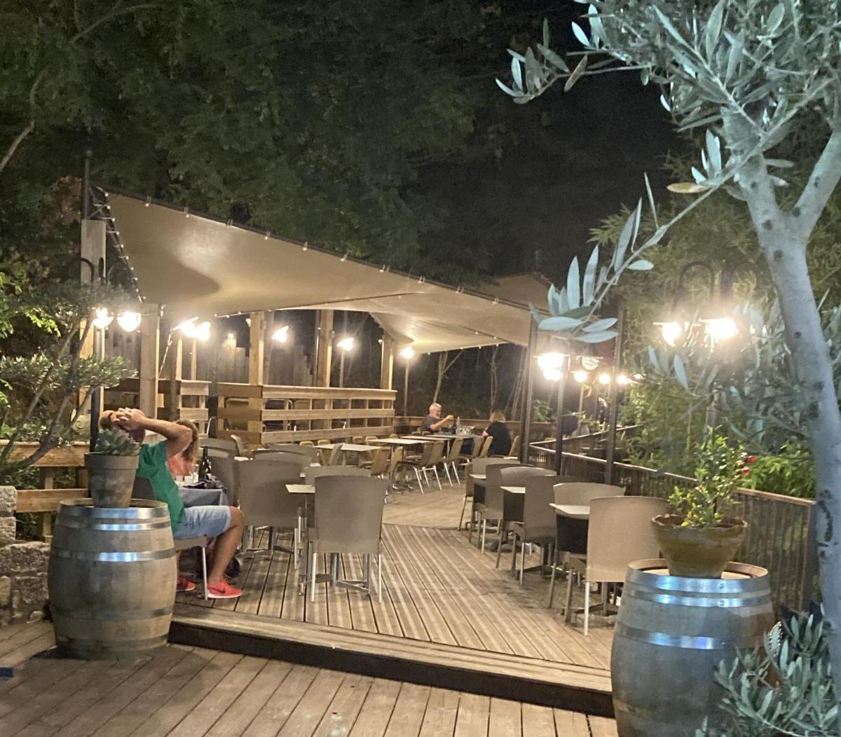 Restaurant ou autre lieu de restauration dans l'établissement Le Belvedere