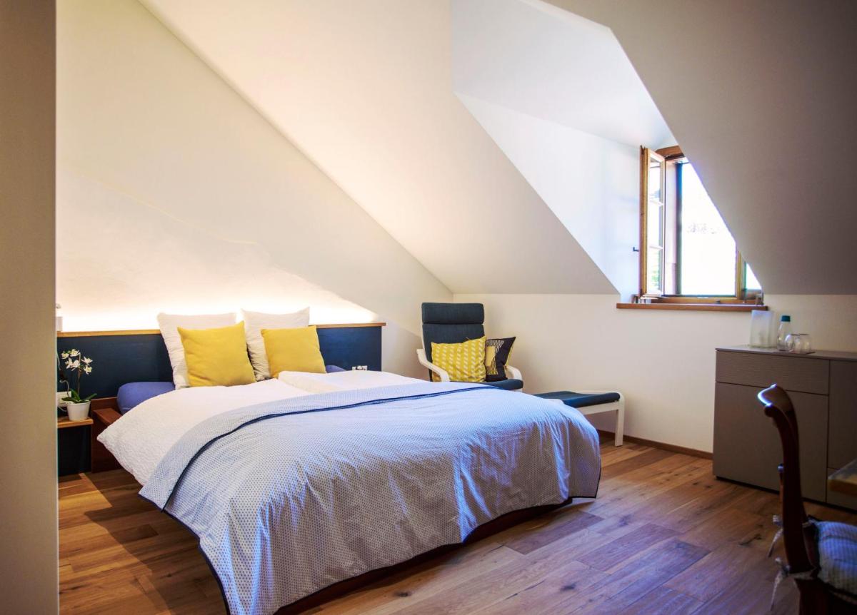 Aux Trois Soleils - Housity