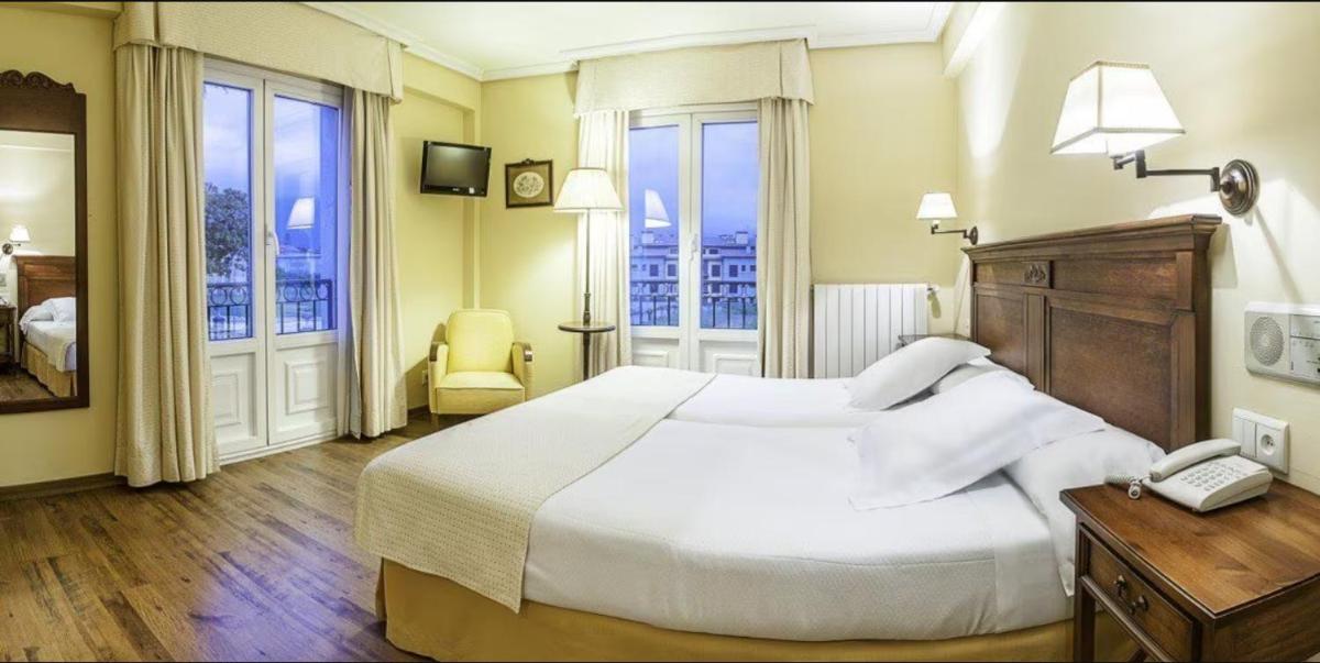 Cama o camas de una habitación en Silken Spa La Hacienda De Don Juan