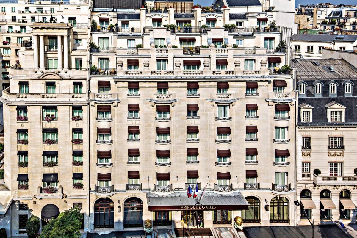 un grand bâtiment avec des balcons sur le côté dans l'établissement Prince de Galles, un hôtel Luxury Collection, Paris, à Paris