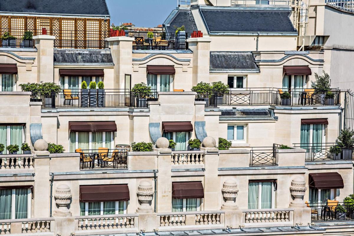 - une façade de bâtiment avec des fenêtres et des balcons dans l'établissement Prince de Galles, un hôtel Luxury Collection, Paris, à Paris