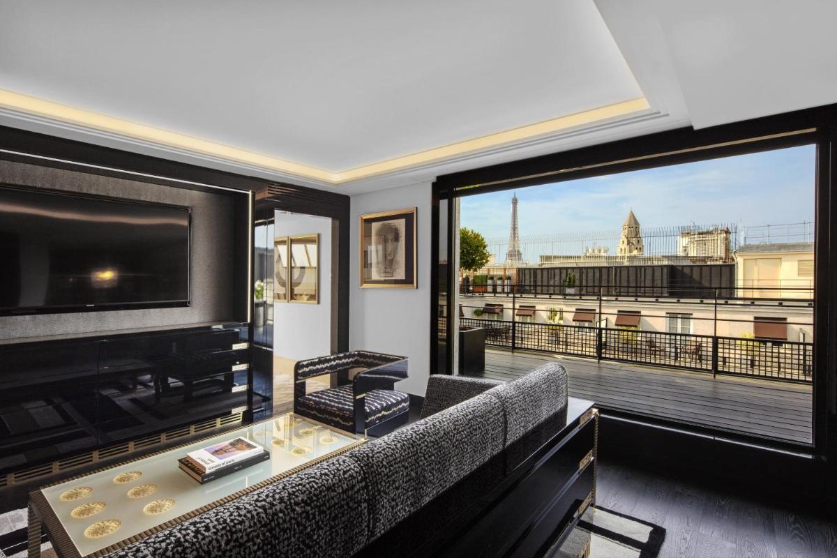 Télévision ou salle de divertissement dans l'établissement Prince de Galles, un hôtel Luxury Collection, Paris
