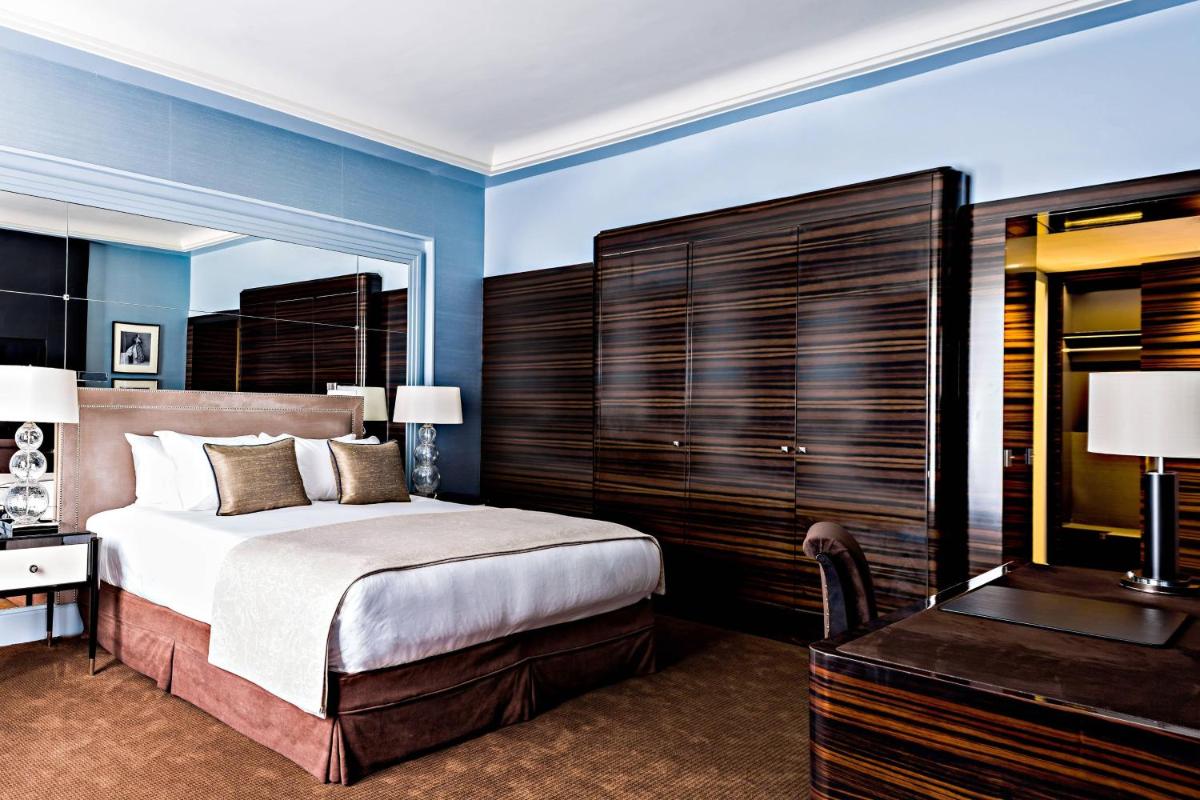 Un ou plusieurs lits dans un hébergement de l'établissement Prince de Galles, un hôtel Luxury Collection, Paris
