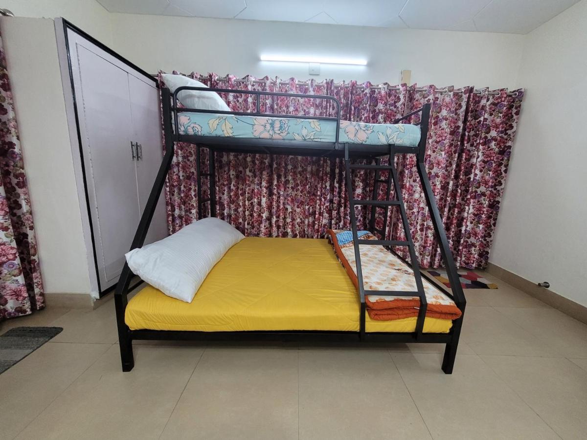 Dhairya's Villa Easy Living Triple Bed Bunks Dorm Cozy Eden Studio - Housity