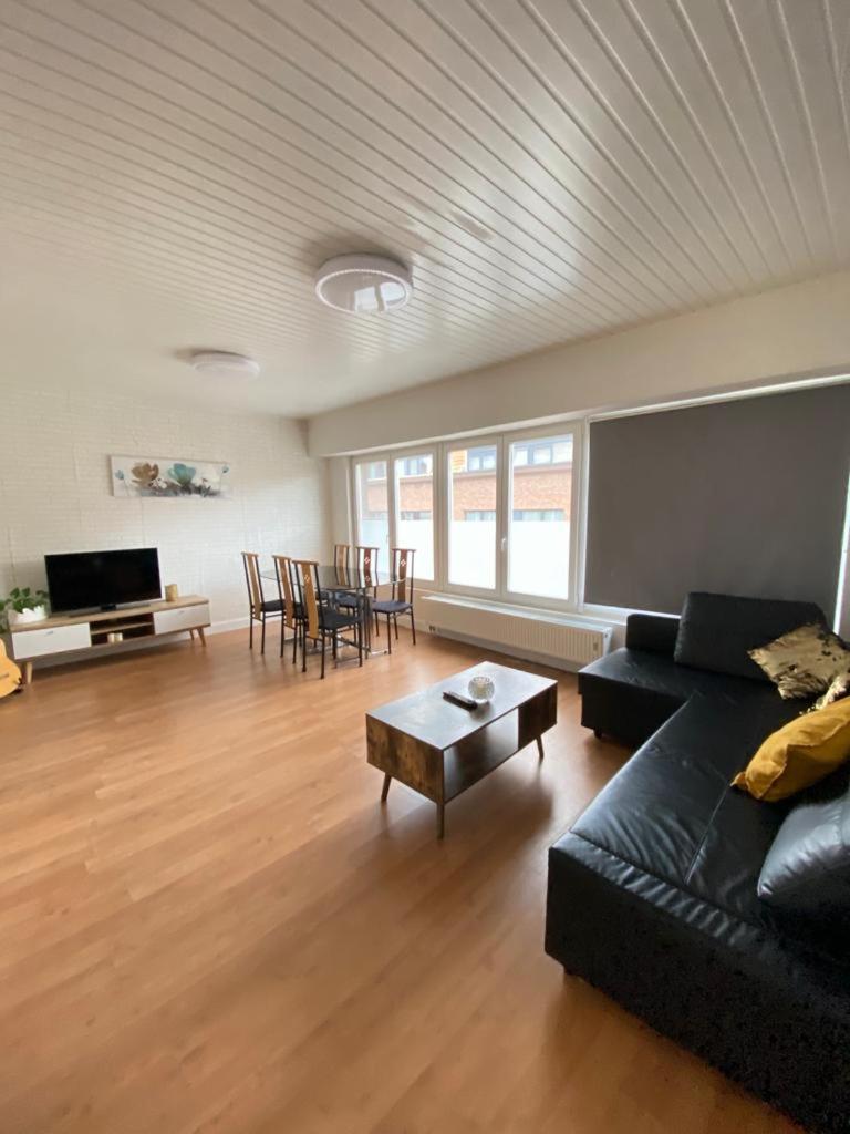 Big Sunset 2 Bedroom House with a Garden - Housity