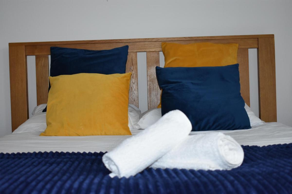 Classy Campbell Park Apartment, Balcony & Free Parking - Housity
