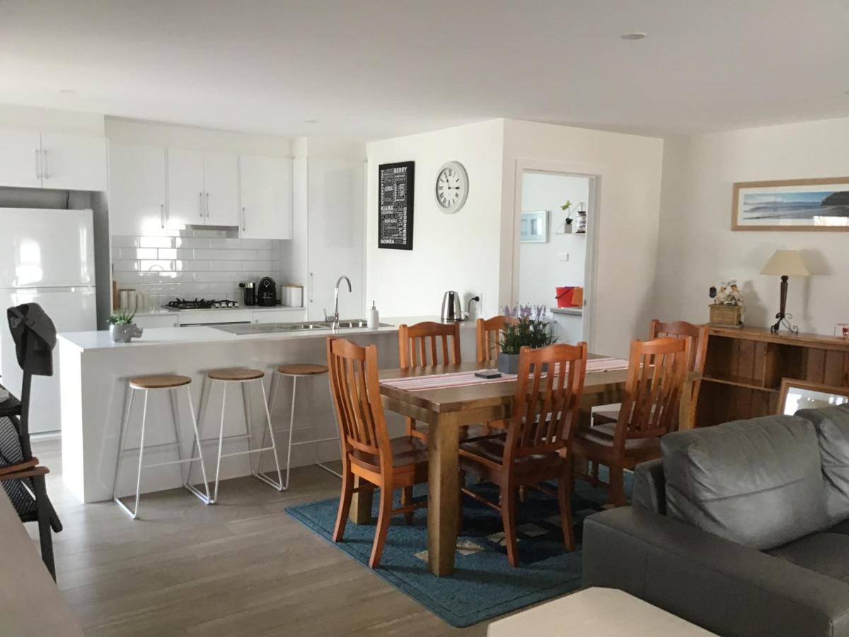 Discover Warilla - Bright and Airy Townhouse near the Beach and Lake - Housity