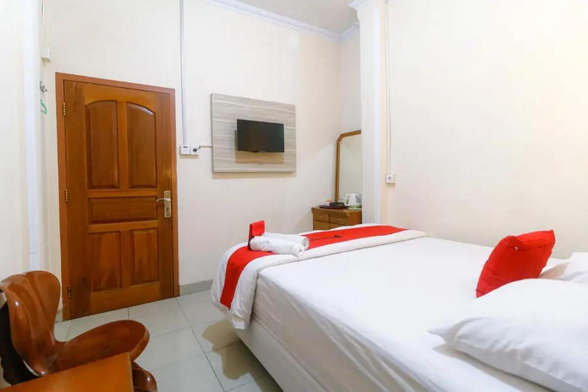 RedDoorz Plus near WTC Batanghari Mall - Housity
