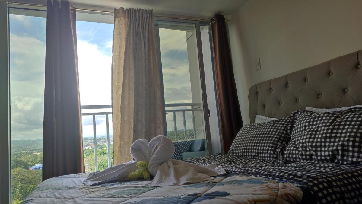 Suitetrails - Lovely Spacious Studio Condo Unit at Abreeza Mall
