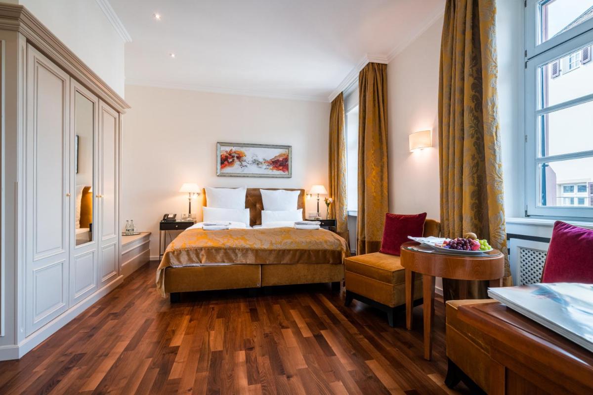 Ein Bett oder Betten in einem Zimmer der Unterkunft Deidesheimer Hof