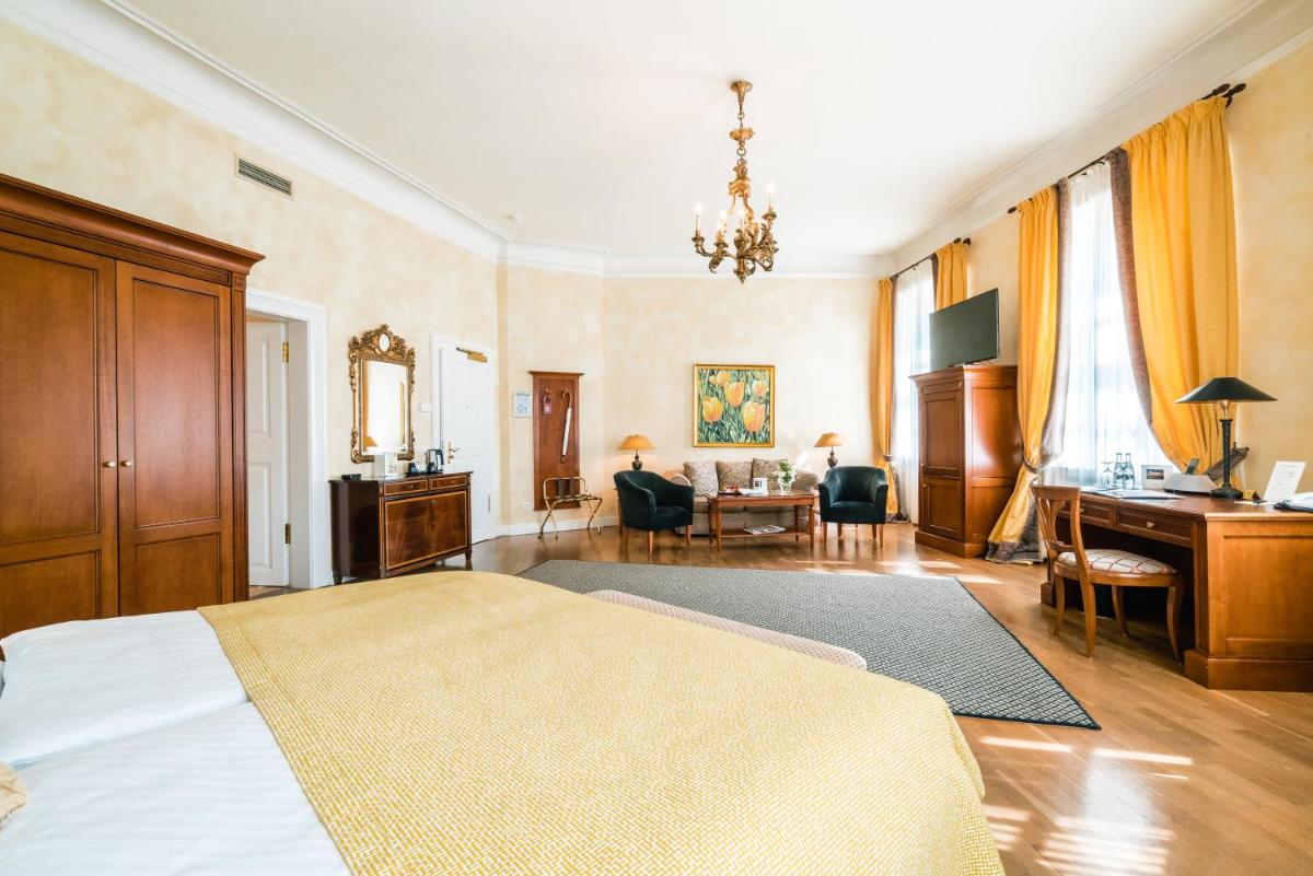 Ein Bett oder Betten in einem Zimmer der Unterkunft Deidesheimer Hof