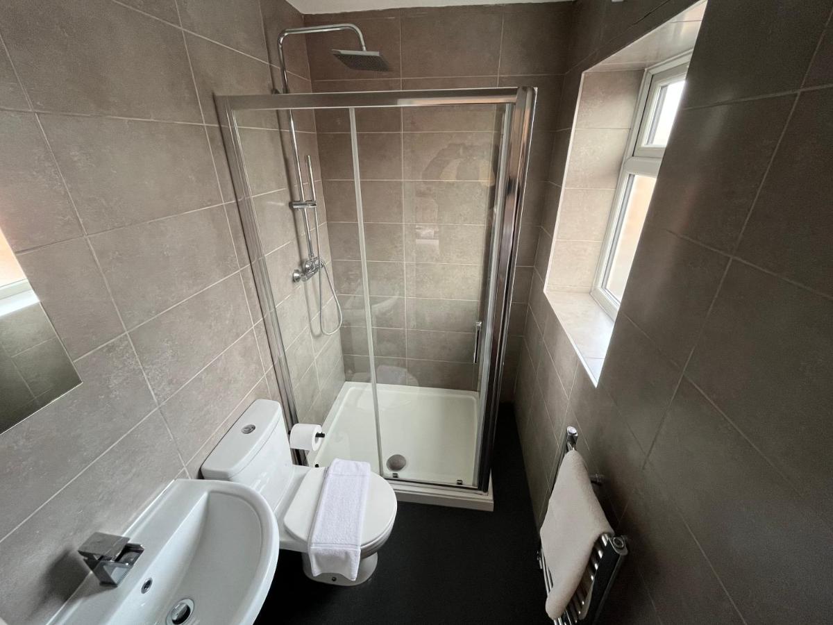 Stylish 2 Bed Riverside Flat, Single or Kingsize beds, Free Parking - Hizvo