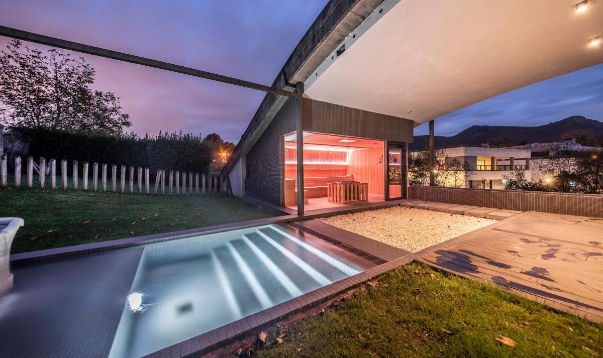 una piscina en el patio trasero de una casa en Blau Hotel Las Caldas, en Las Caldas