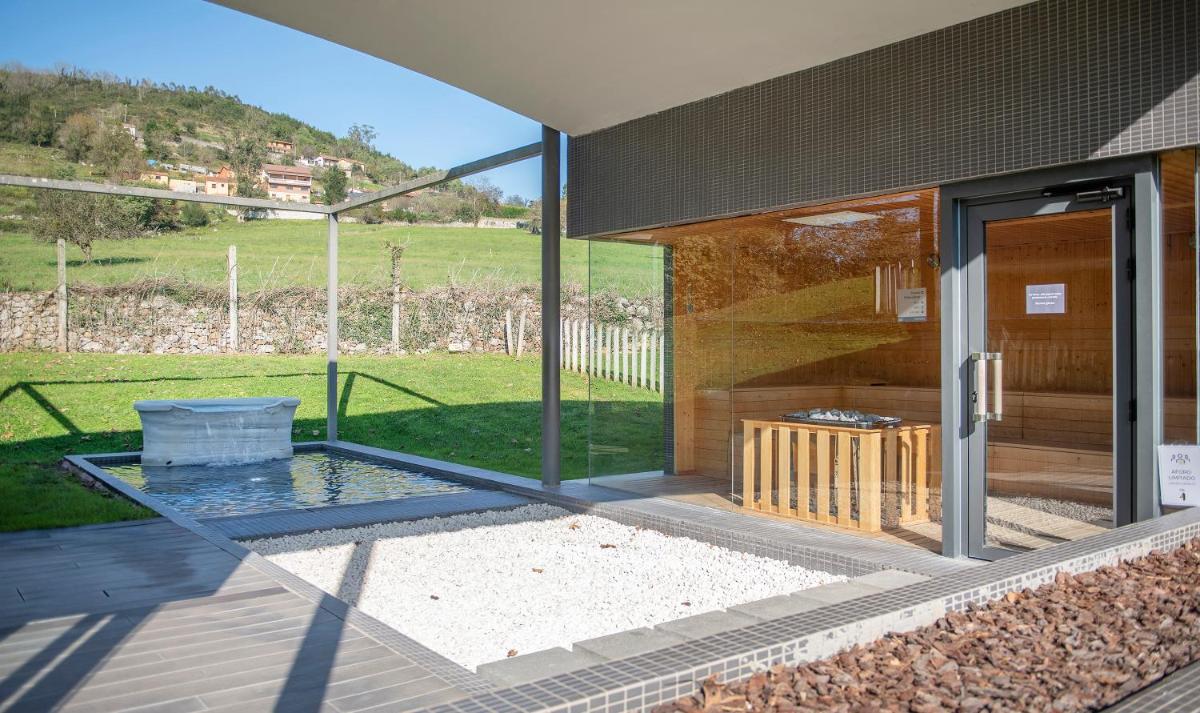 una casa de cristal con vistas a un campo en Blau Hotel Las Caldas, en Las Caldas