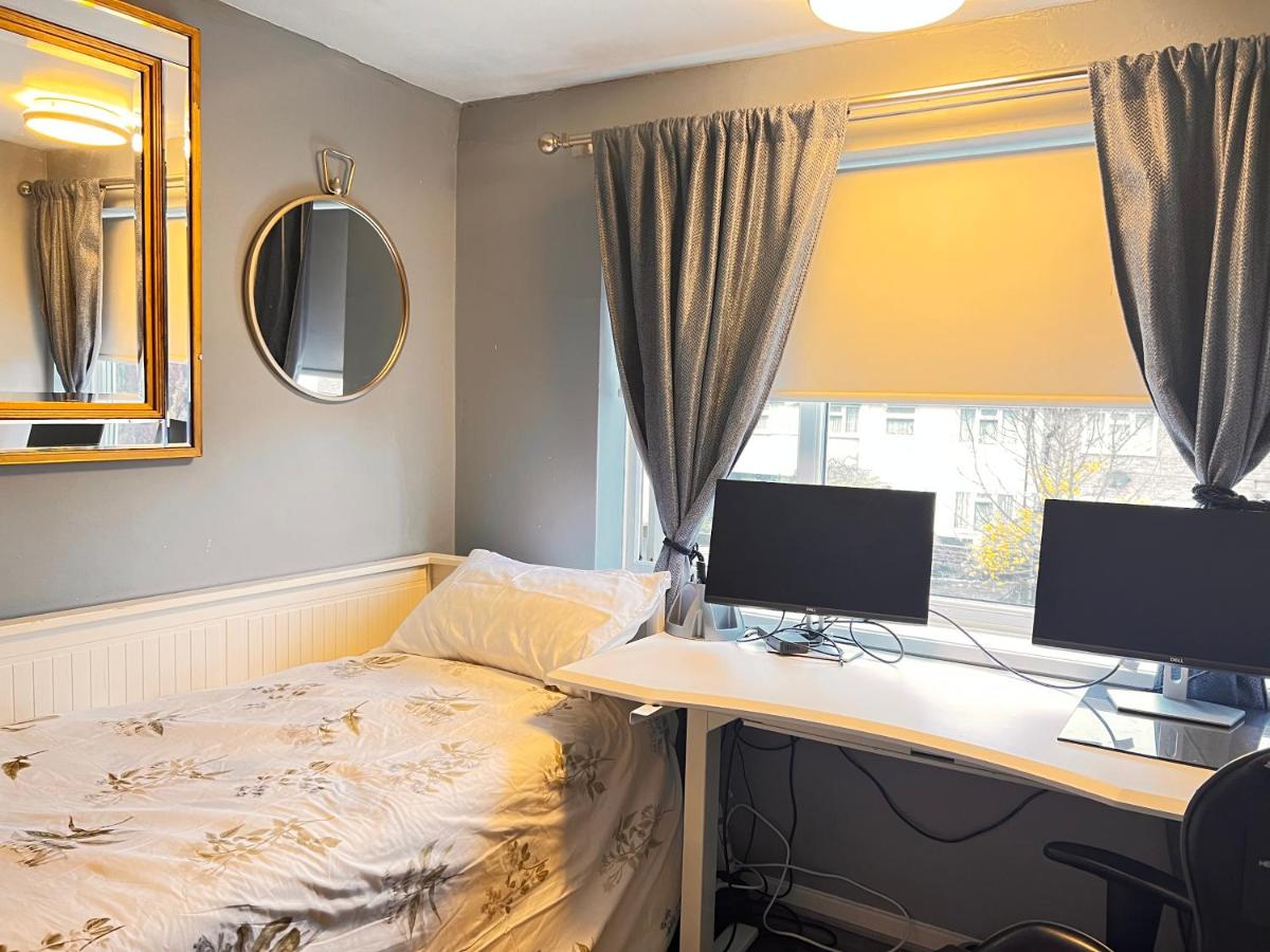 Gold Room - Housity