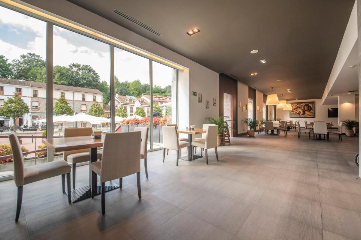 Un restaurante o sitio para comer en Blau Hotel Las Caldas