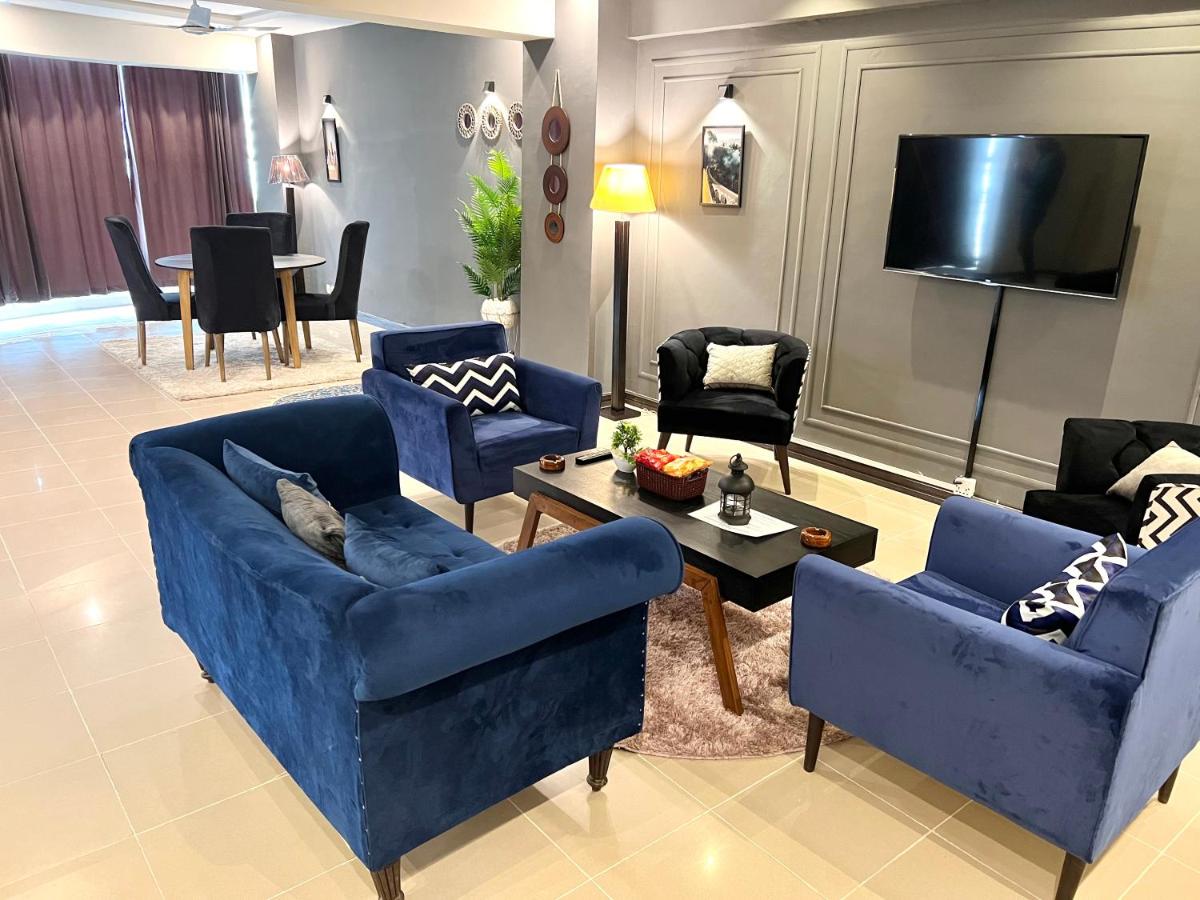 Freddy's Royal Family Apartments - Housity