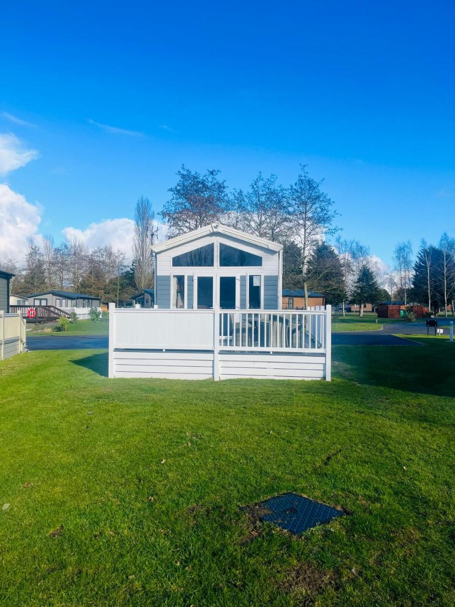 The Hideaway Lodge with Hot Tub - Housity