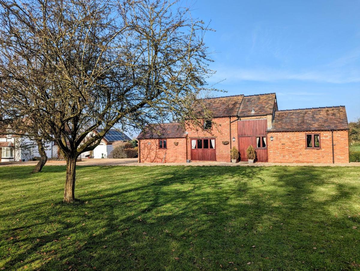 The Owl House with swimming pool and private hot tub - Housity