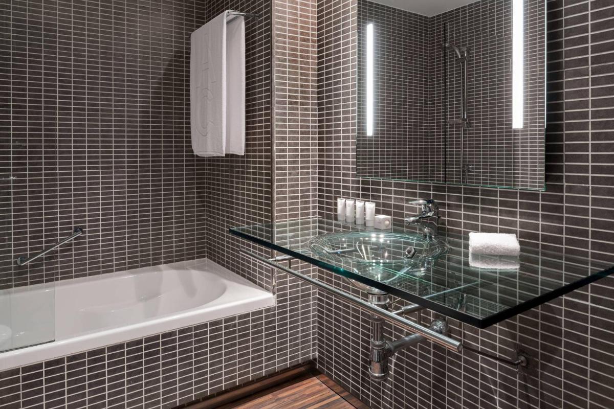 Un baño de AC Hotel San Sebastián de los Reyes by Marriott