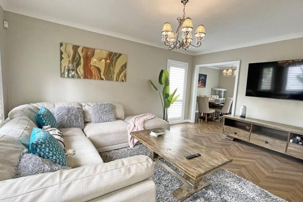 Charming 6 BRM Villa in Melbourne Mullum Mullum Precinct - Housity