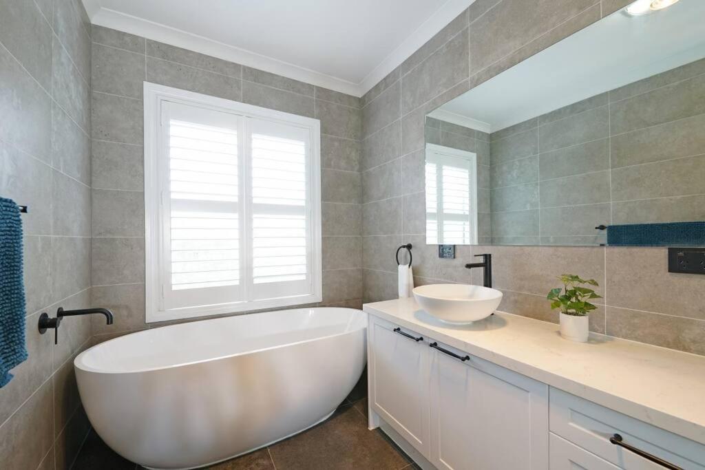 Charming 6 BRM Villa in Melbourne Mullum Mullum Precinct - Housity