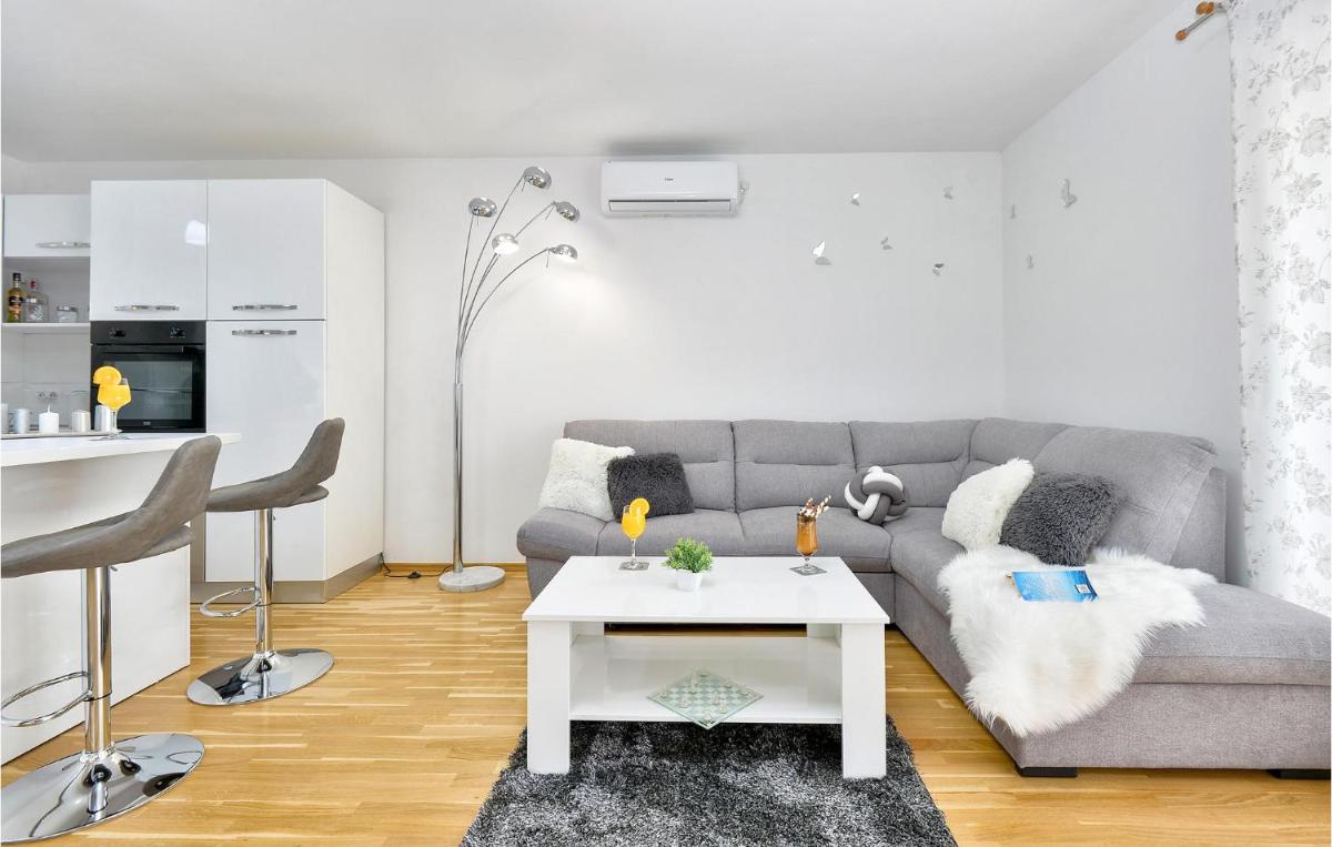 Gorgeous Home In Varazdin Breg With Sauna - Housity
