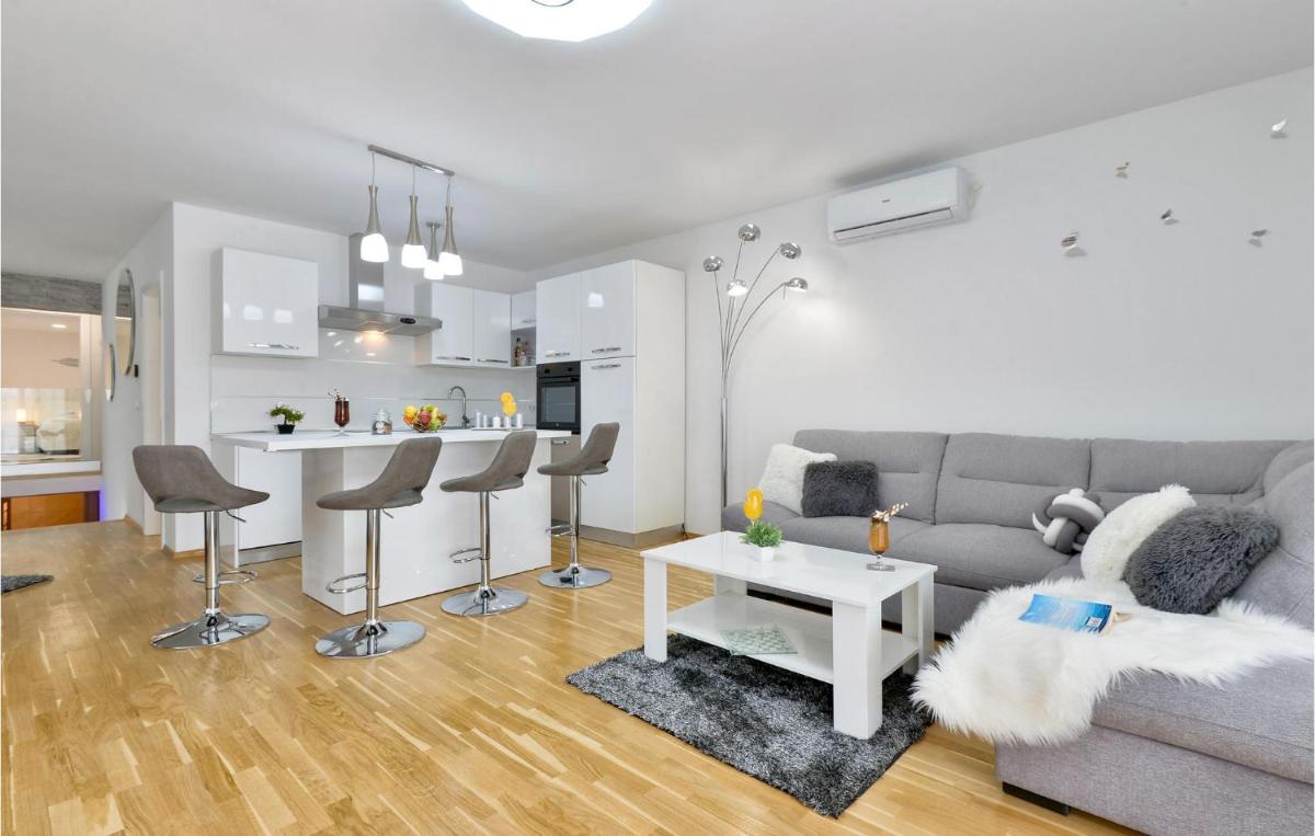 Gorgeous Home In Varazdin Breg With Sauna - Housity